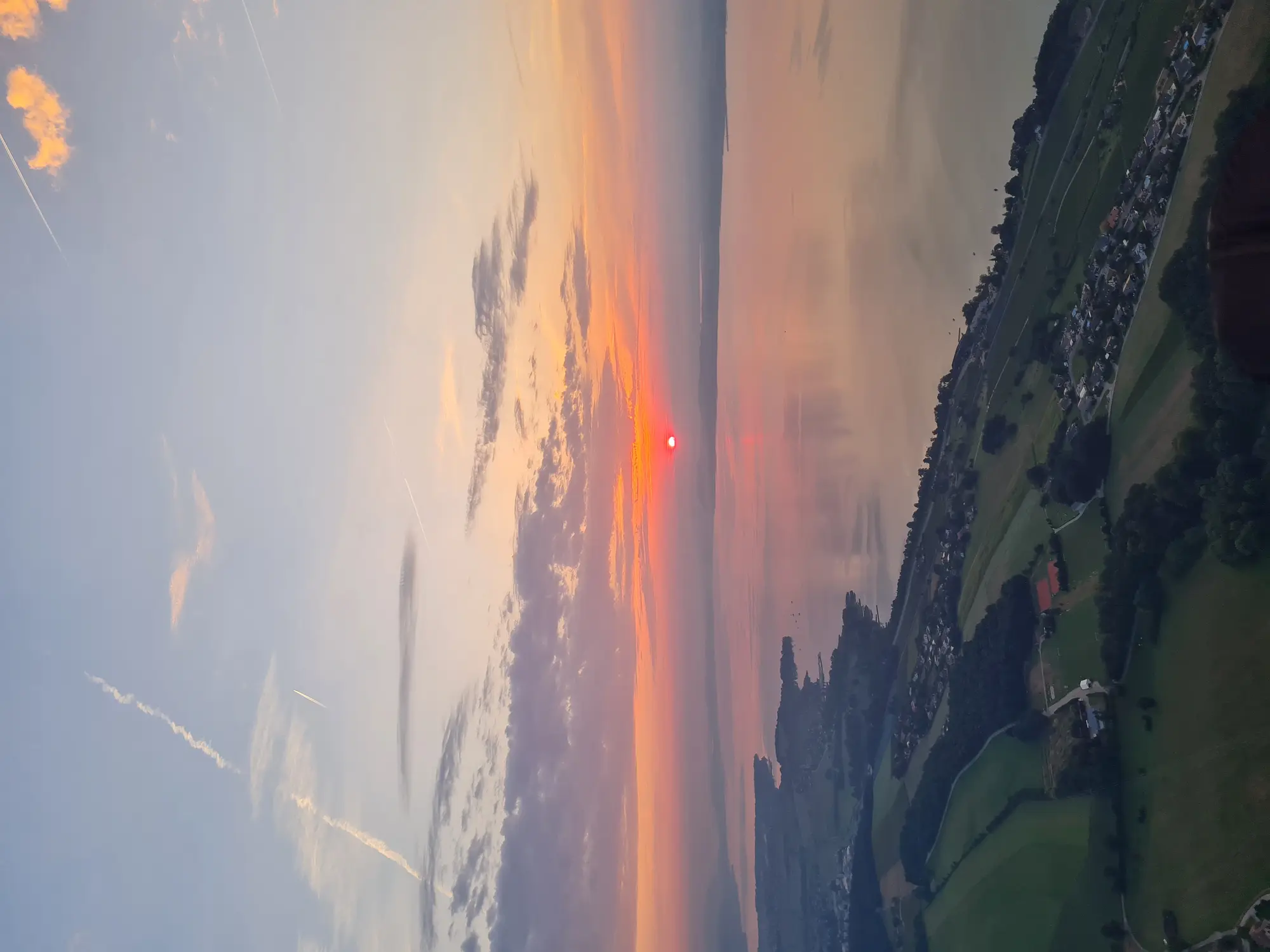 Parapente sur les crêtes du Jura, face au lac de Neuchâtel