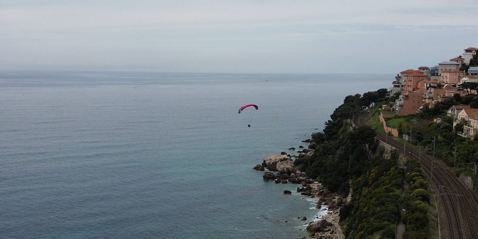 Parapente au-dessus de la mer le long de la côte de Roquebrune-Cap-Martin