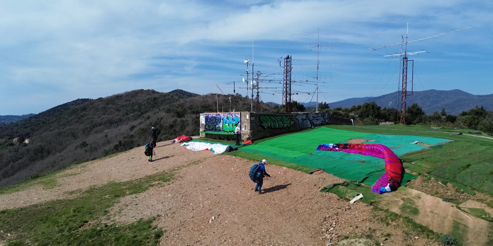 Décollage de Spotorno en Ligurie, voiles de parapente prêtes au sol