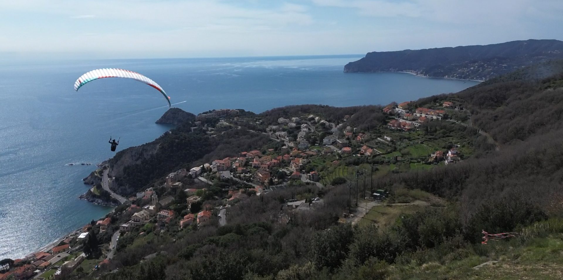 Parapente en vol au-dessus de la Méditerranée lors du stage