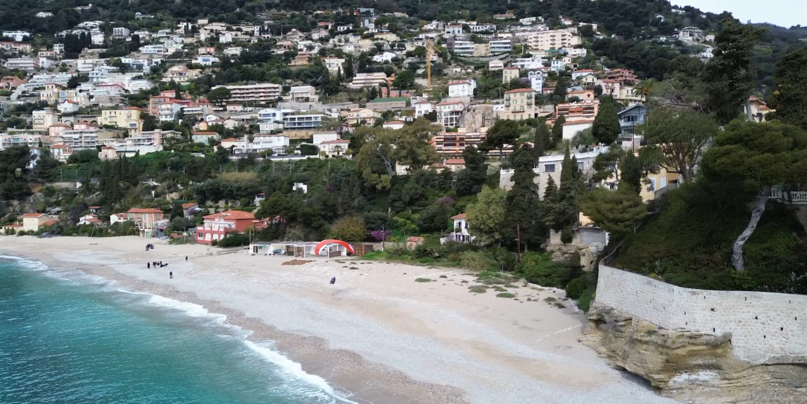 Plage du Golfe Bleu à Roquebrune-Cap-Martin, voile de parapente posée sur les galets