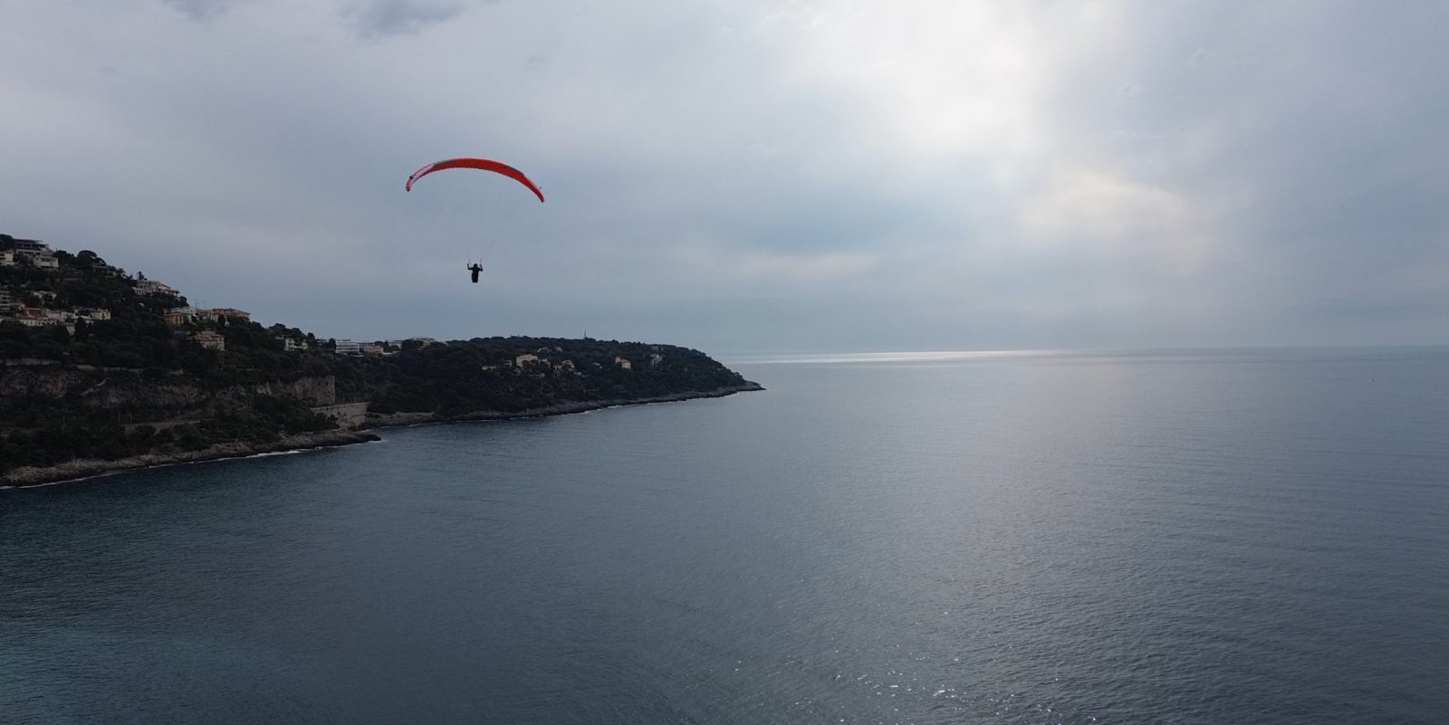 Voile de parapente au-dessus de la mer, face au Cap Martin