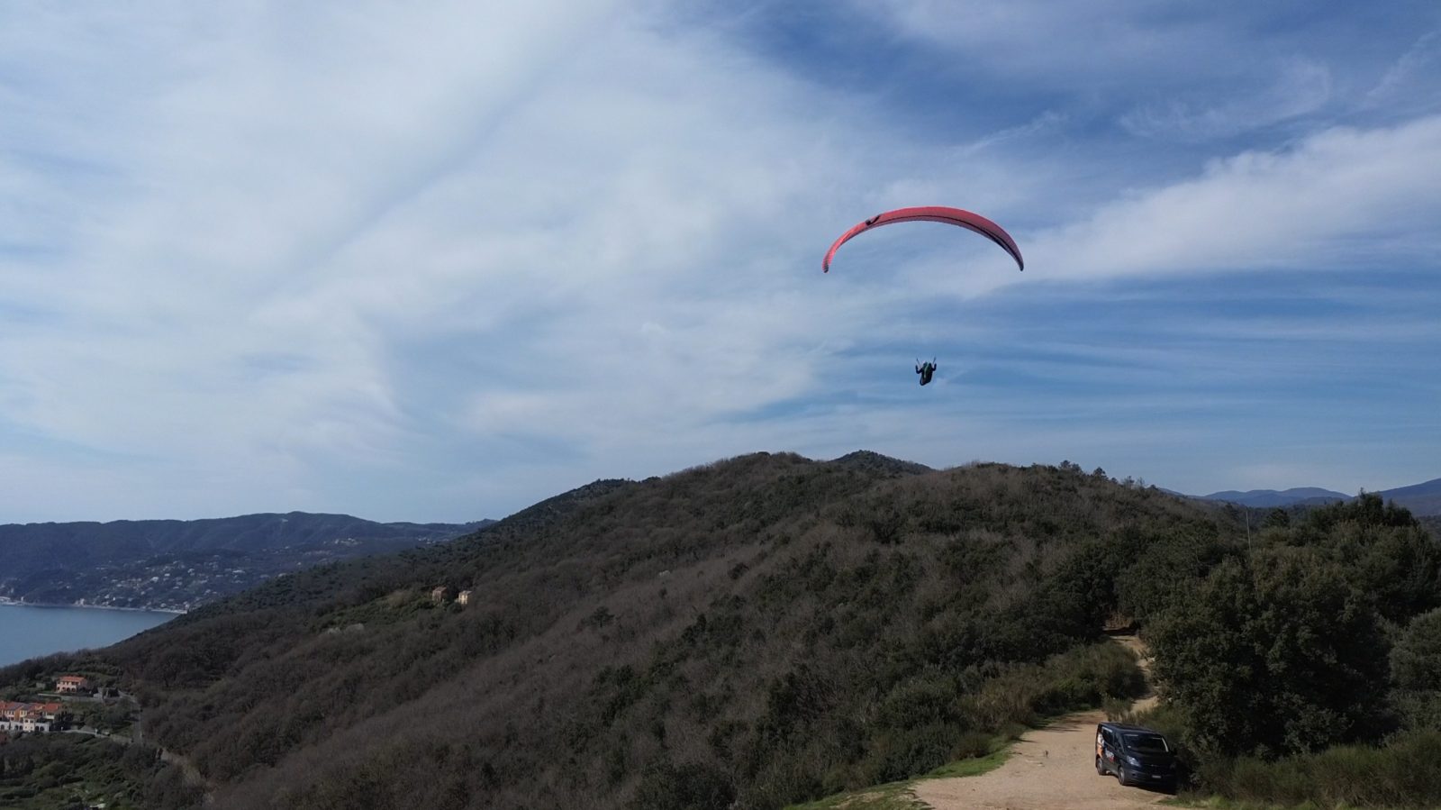 Parapente en vol au-dessus des collines côtières ligures lors du stage