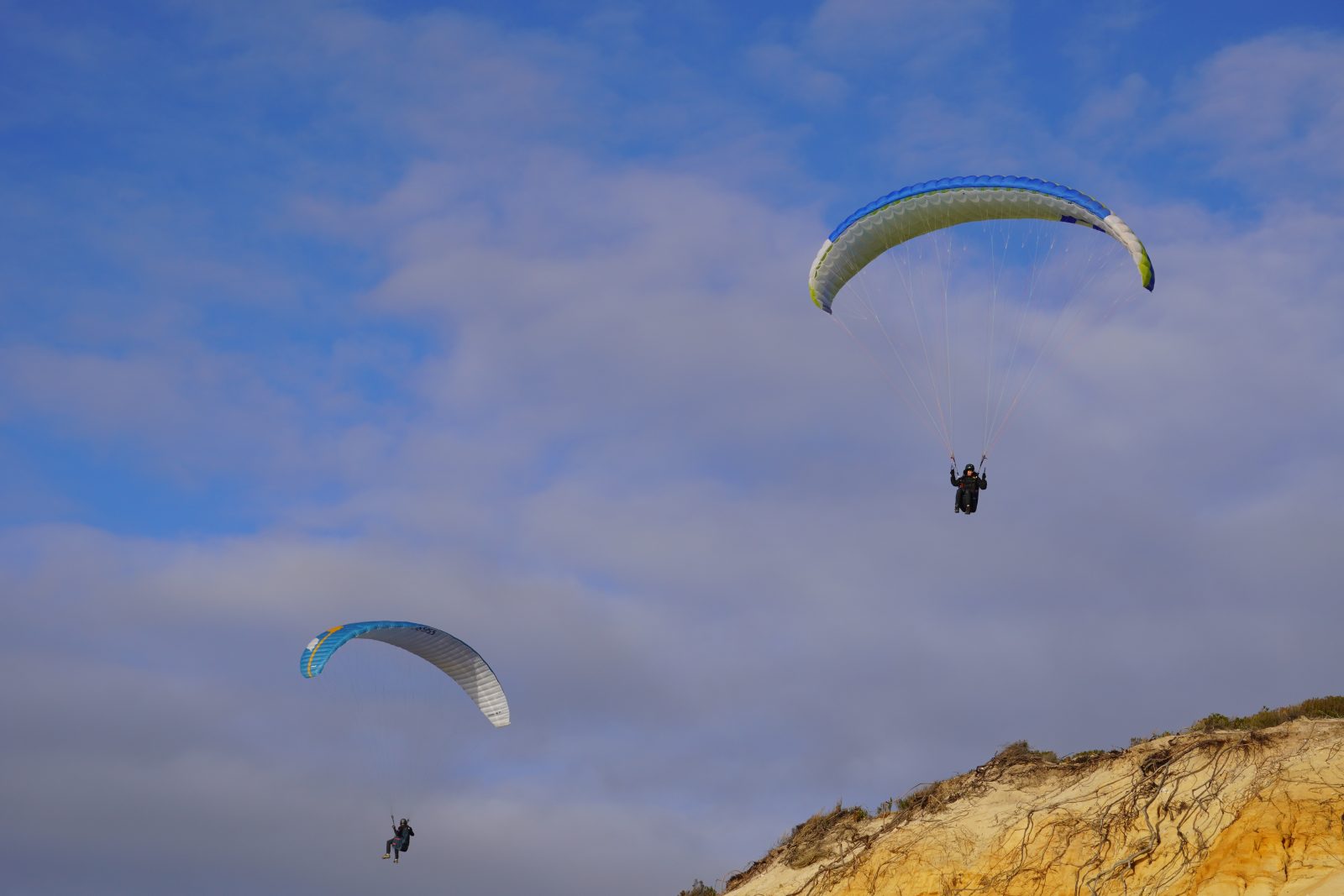Deux parapentes en soaring au-dessus de la falaise face à l'Atlantique